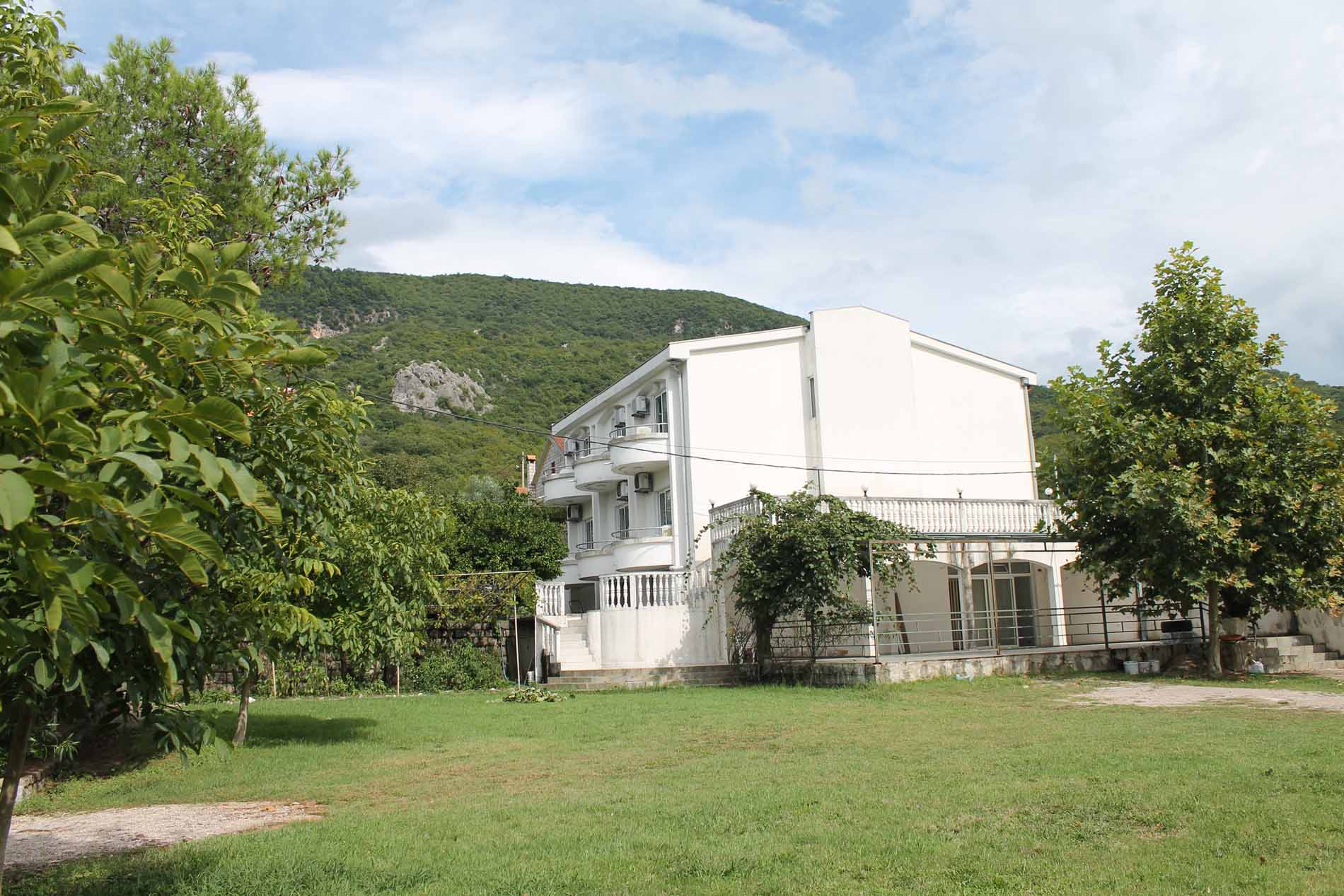 Prodaja dve kuće sa placem