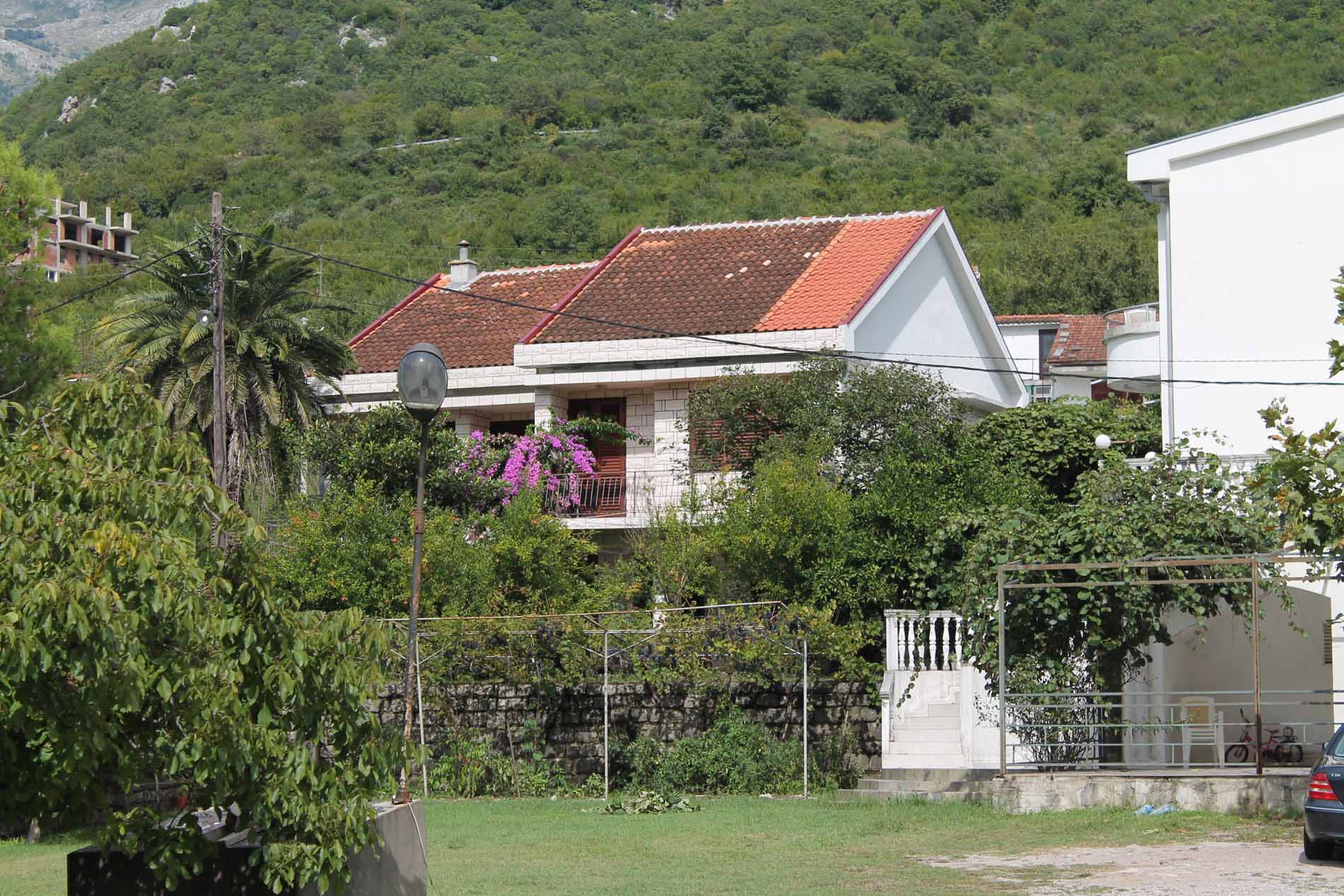 Prodaja dve kuće sa placem