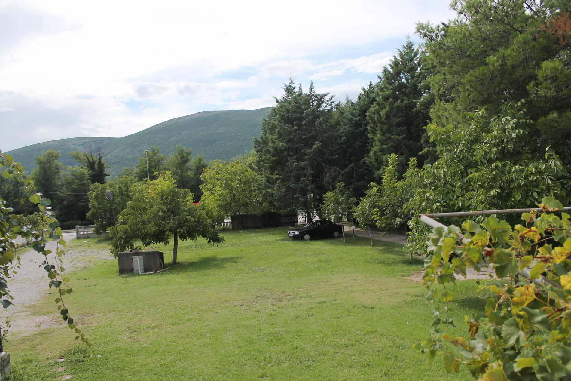 Prodaja dve kuće sa placem